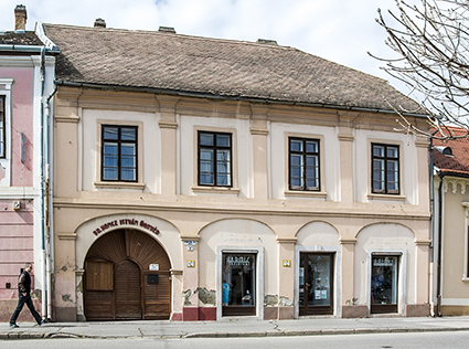 Műemlék lakóházak (Perczel Mór utca 2., 4. és 18.)